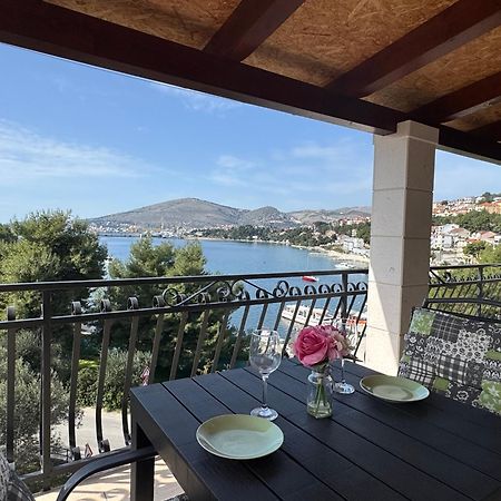 Apartments Villa Mirella 20 M From The Sea - Free Parking Trogir Buitenkant foto