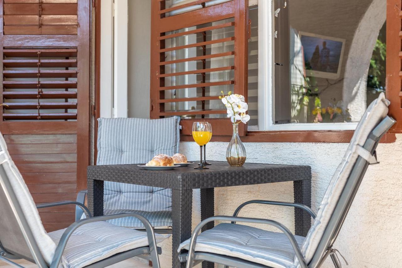 Apartments Villa Mirella 20 M From The Sea - Free Parking Trogir Buitenkant foto