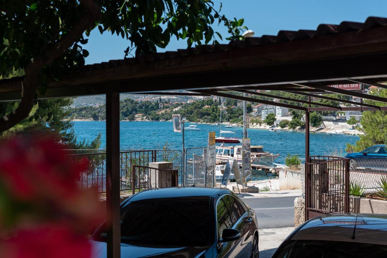 Apartments Villa Mirella 20 M From The Sea - Free Parking Trogir Buitenkant foto