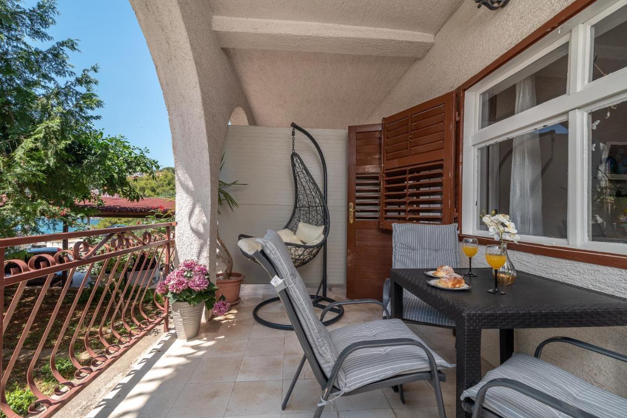 Apartments Villa Mirella 20 M From The Sea - Free Parking Trogir Buitenkant foto