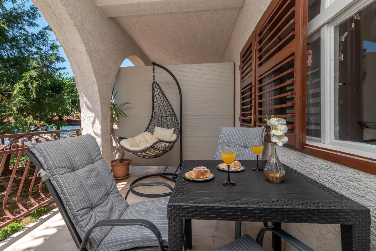 Apartments Villa Mirella 20 M From The Sea - Free Parking Trogir Buitenkant foto