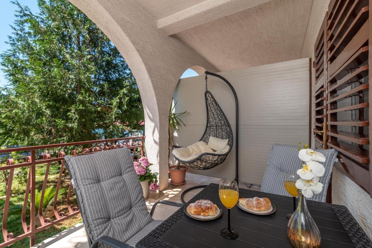 Apartments Villa Mirella 20 M From The Sea - Free Parking Trogir Buitenkant foto