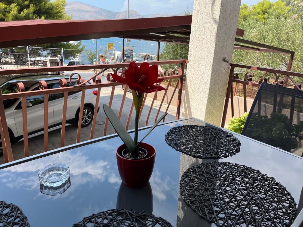 Apartments Villa Mirella 20 M From The Sea - Free Parking Trogir Buitenkant foto