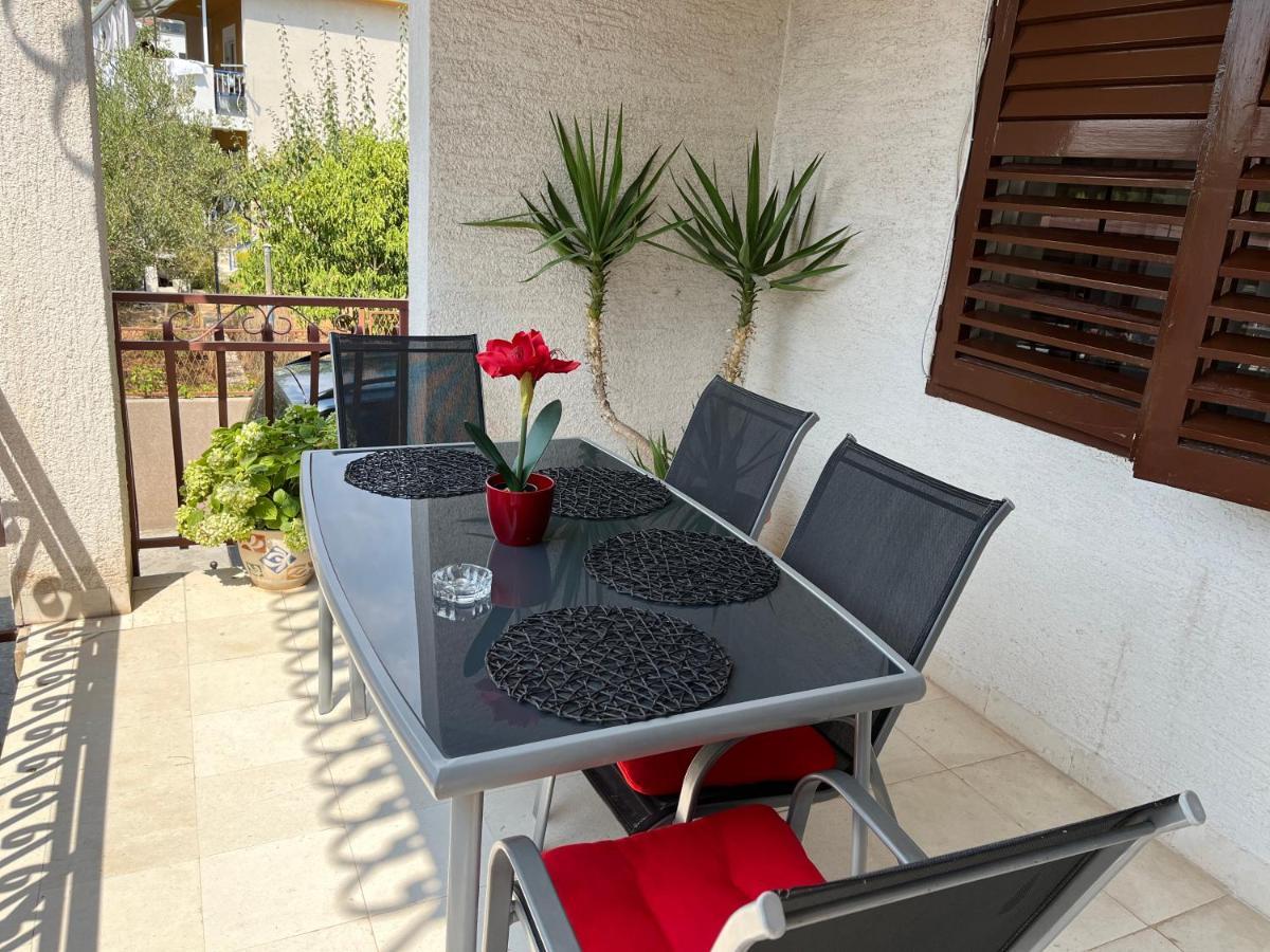 Apartments Villa Mirella 20 M From The Sea - Free Parking Trogir Buitenkant foto