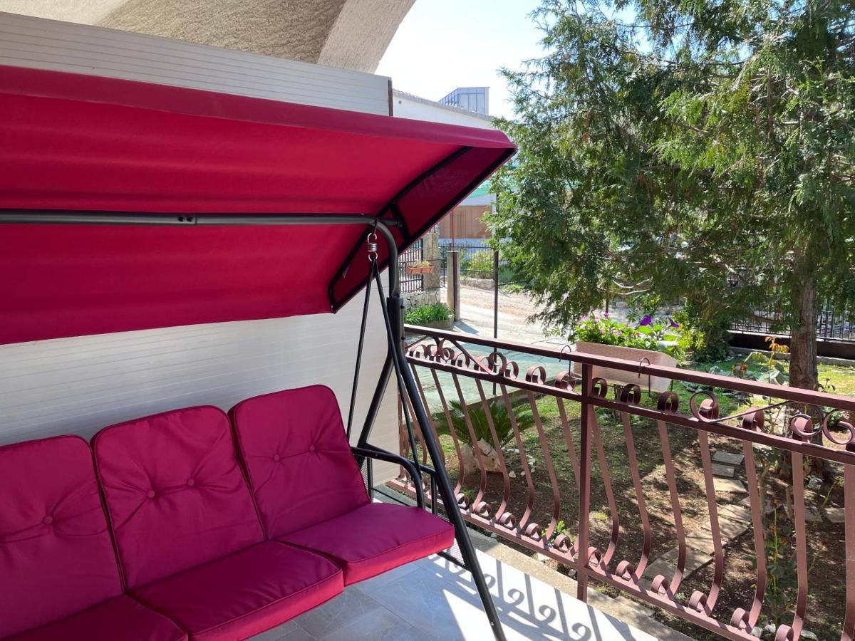 Apartments Villa Mirella 20 M From The Sea - Free Parking Trogir Buitenkant foto