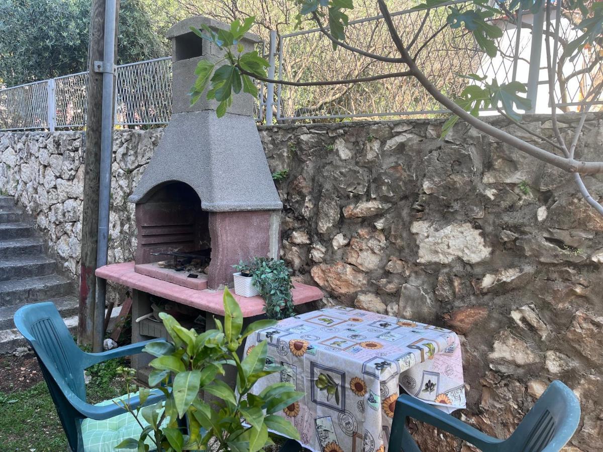 Apartments Villa Mirella 20 M From The Sea - Free Parking Trogir Buitenkant foto