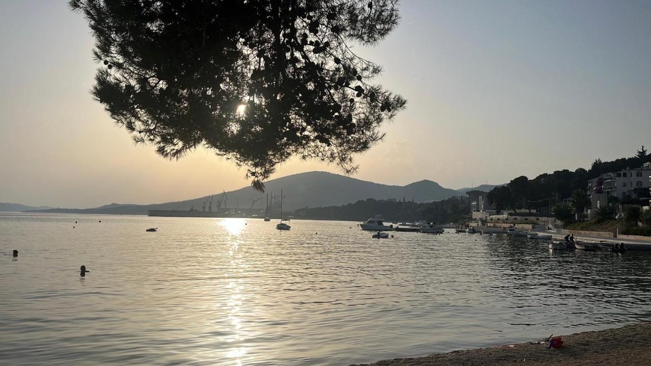 Apartments Villa Mirella 20 M From The Sea - Free Parking Trogir Buitenkant foto