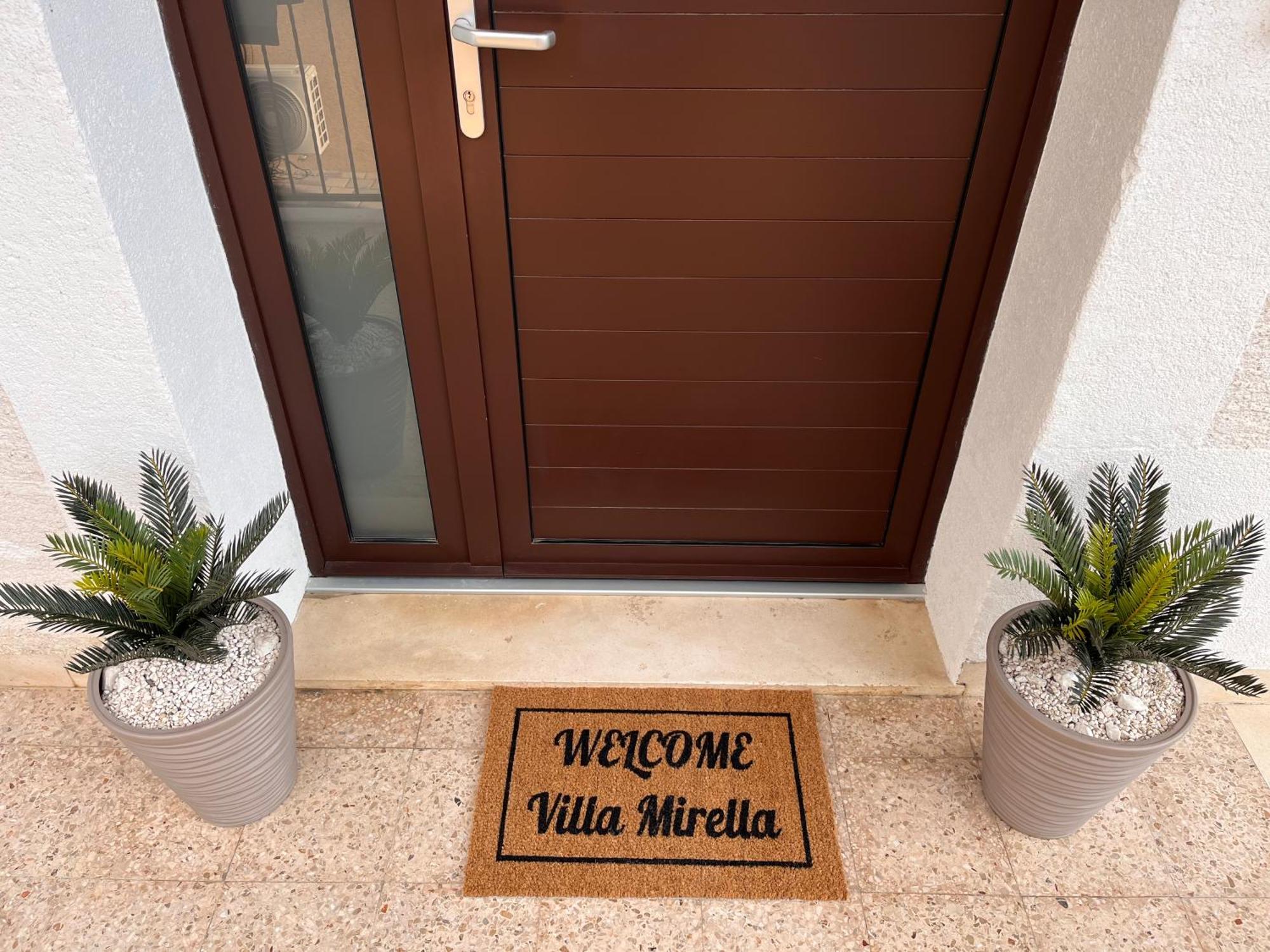 Apartments Villa Mirella 20 M From The Sea - Free Parking Trogir Buitenkant foto