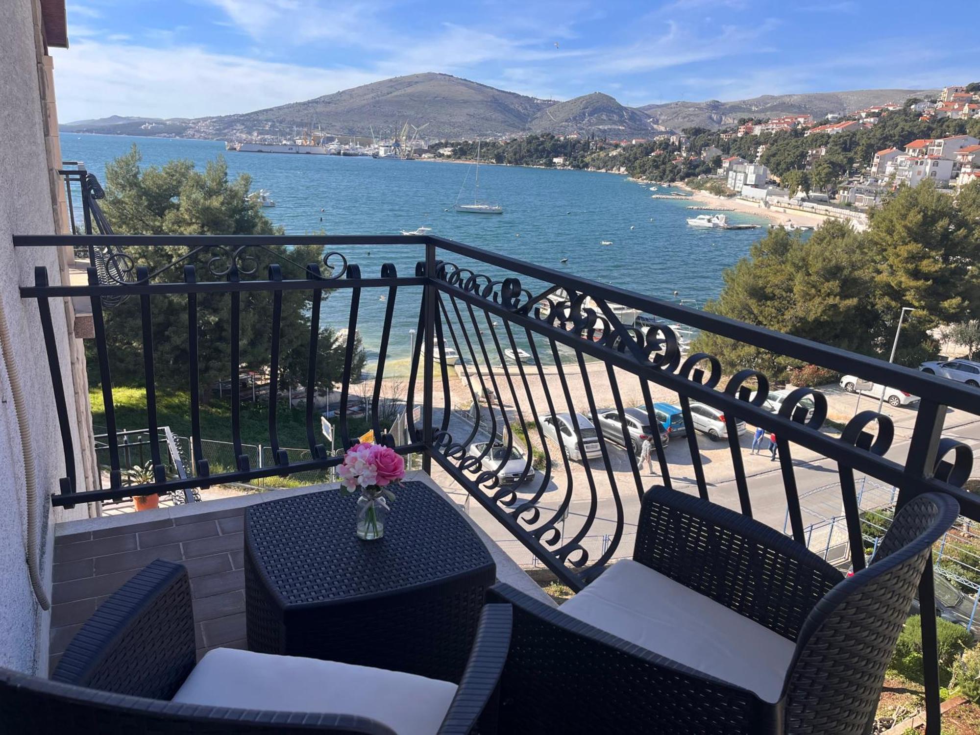 Apartments Villa Mirella 20 M From The Sea - Free Parking Trogir Buitenkant foto