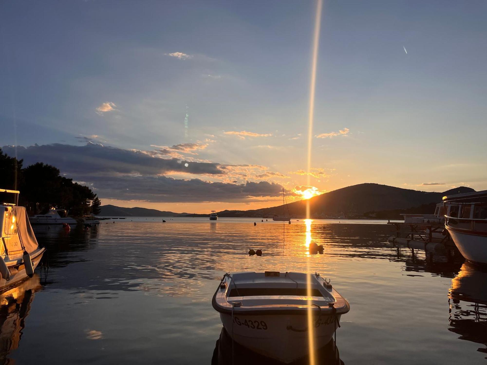 Apartments Villa Mirella 20 M From The Sea - Free Parking Trogir Buitenkant foto