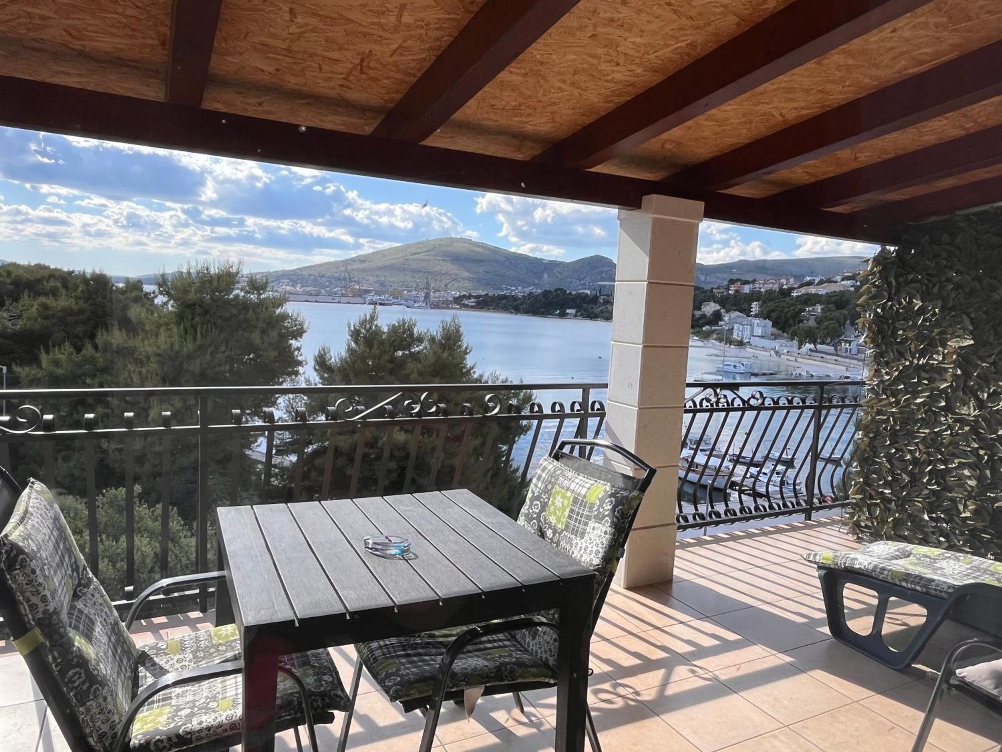 Apartments Villa Mirella 20 M From The Sea - Free Parking Trogir Buitenkant foto