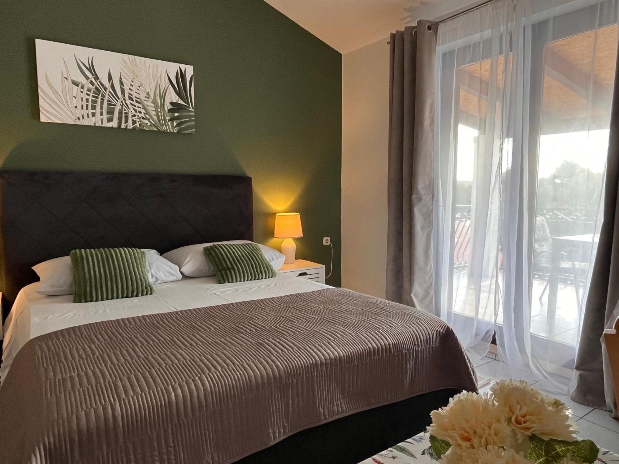 Apartments Villa Mirella 20 M From The Sea - Free Parking Trogir Buitenkant foto
