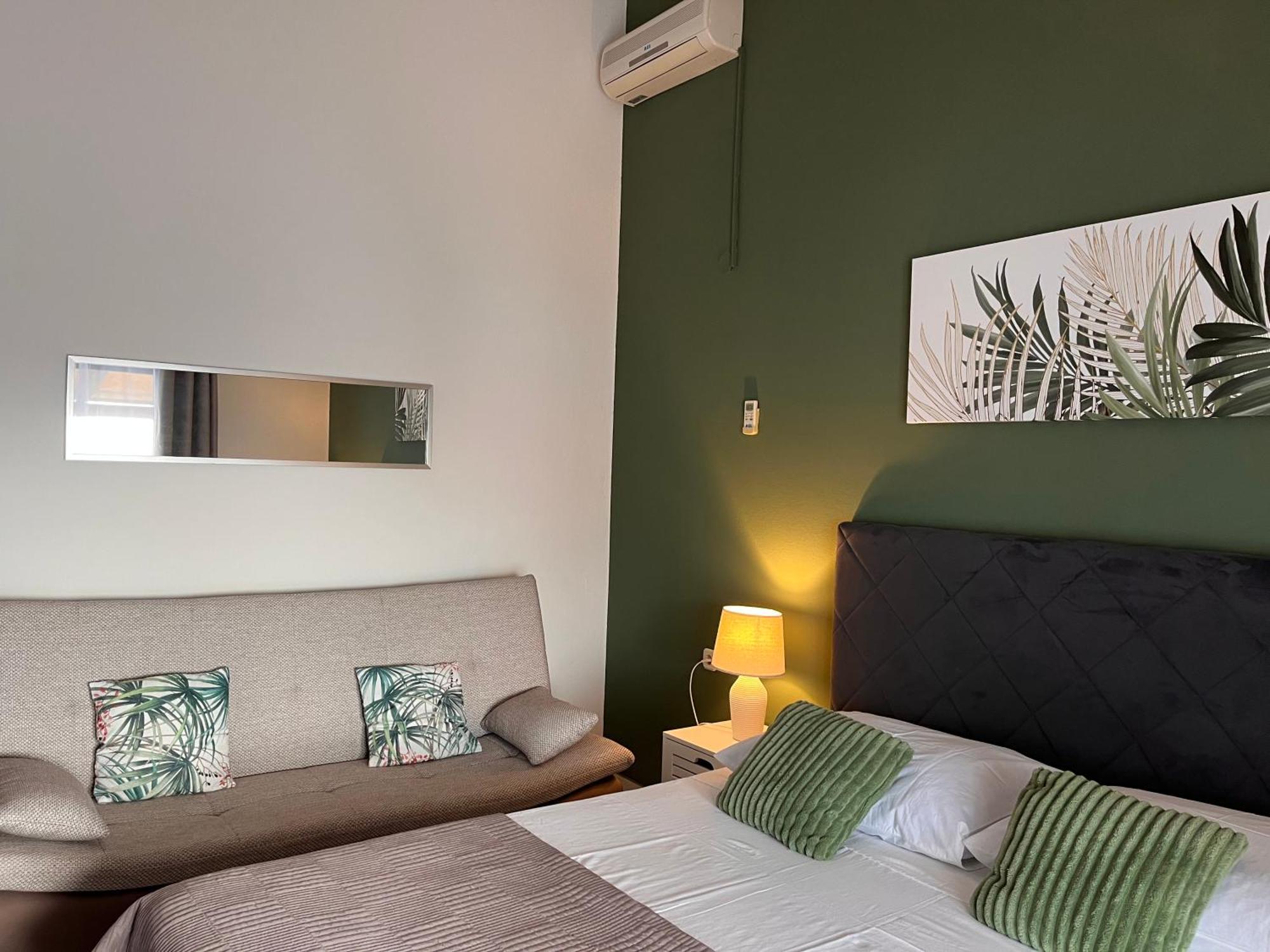 Apartments Villa Mirella 20 M From The Sea - Free Parking Trogir Buitenkant foto