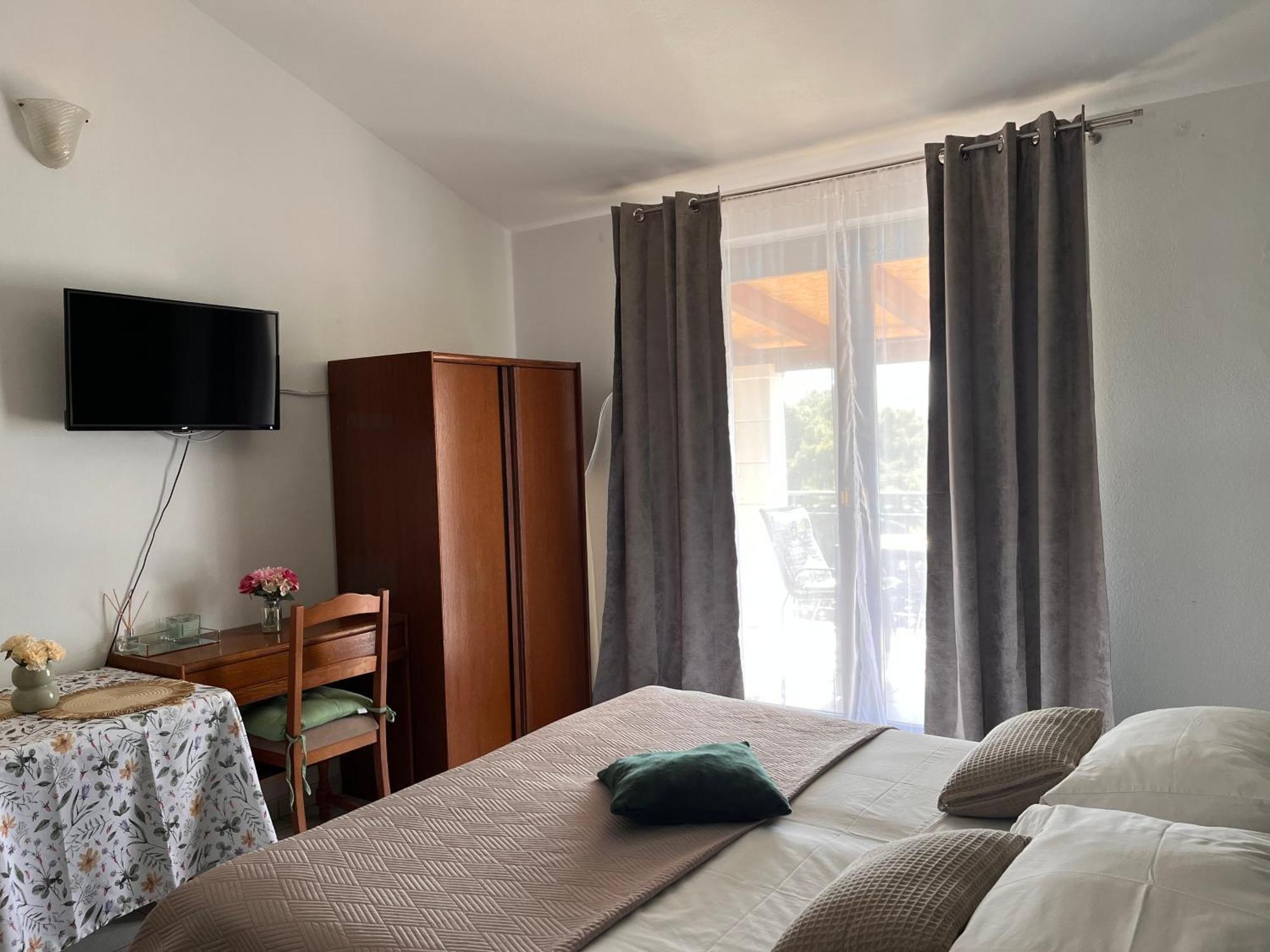 Apartments Villa Mirella 20 M From The Sea - Free Parking Trogir Buitenkant foto