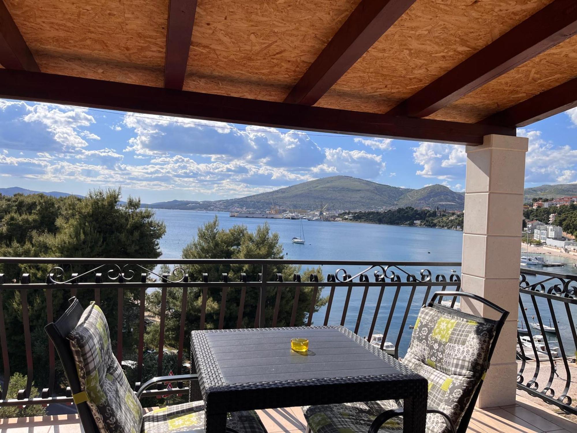 Apartments Villa Mirella 20 M From The Sea - Free Parking Trogir Buitenkant foto