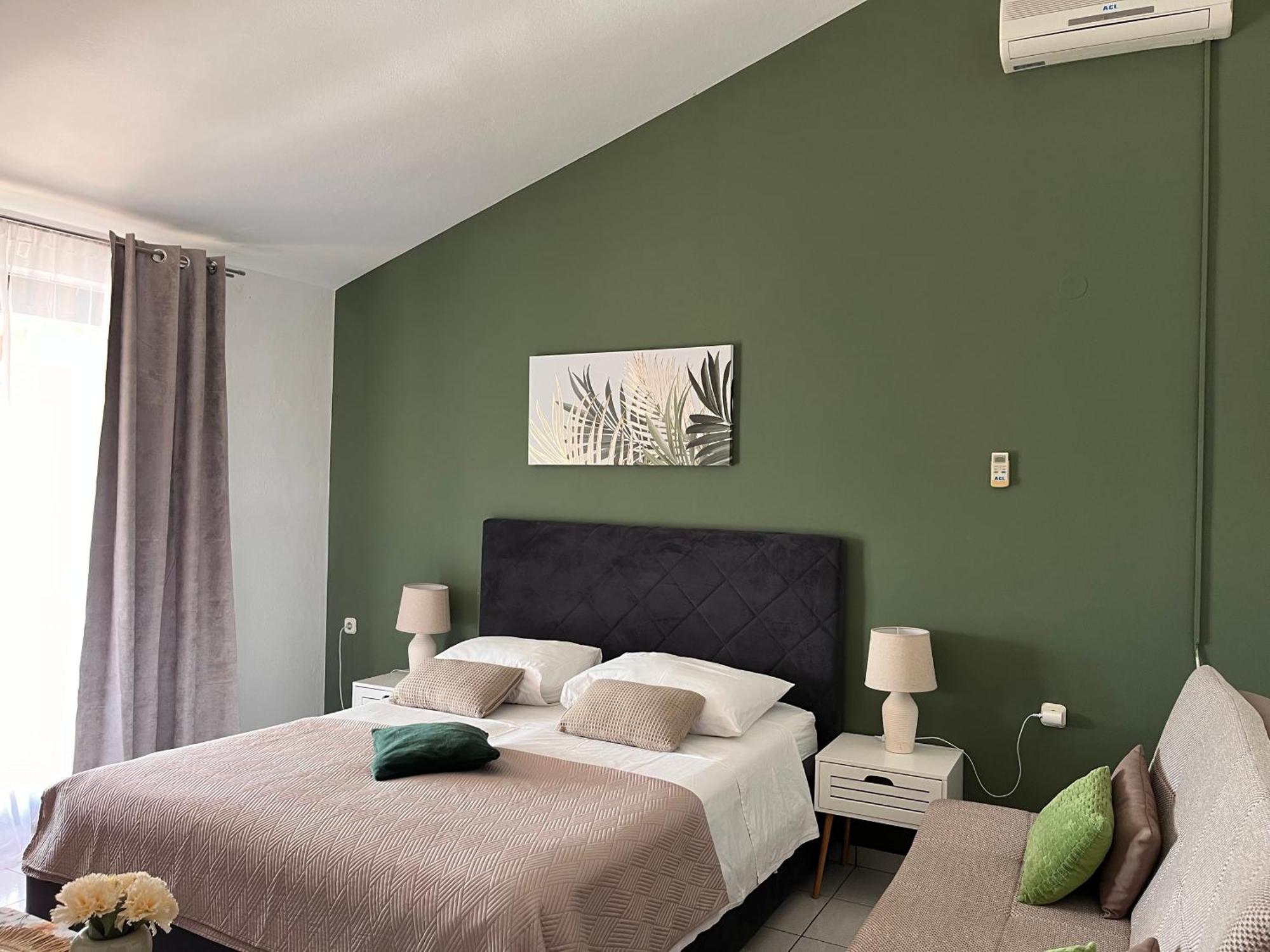 Apartments Villa Mirella 20 M From The Sea - Free Parking Trogir Buitenkant foto