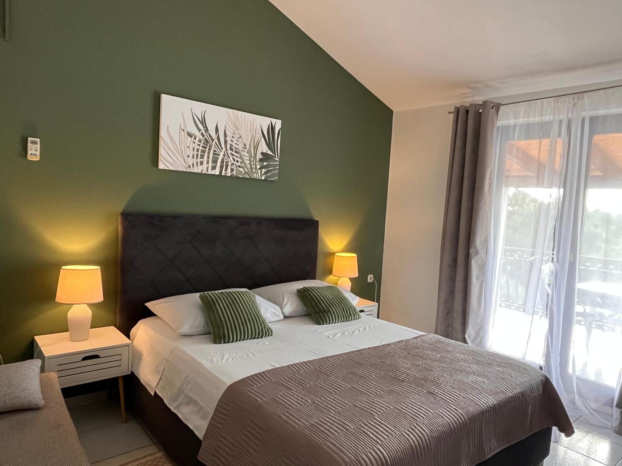 Apartments Villa Mirella 20 M From The Sea - Free Parking Trogir Buitenkant foto