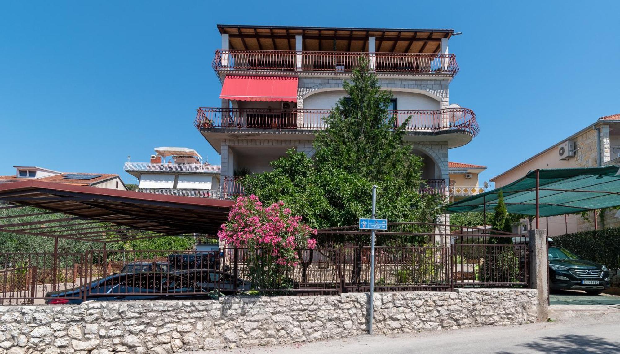Apartments Villa Mirella 20 M From The Sea - Free Parking Trogir Buitenkant foto