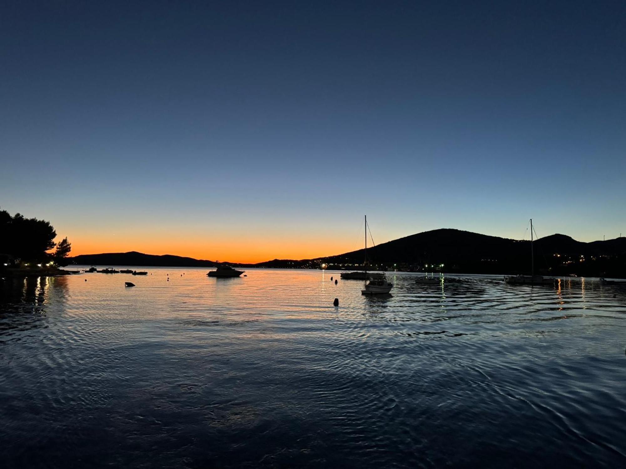 Apartments Villa Mirella 20 M From The Sea - Free Parking Trogir Buitenkant foto