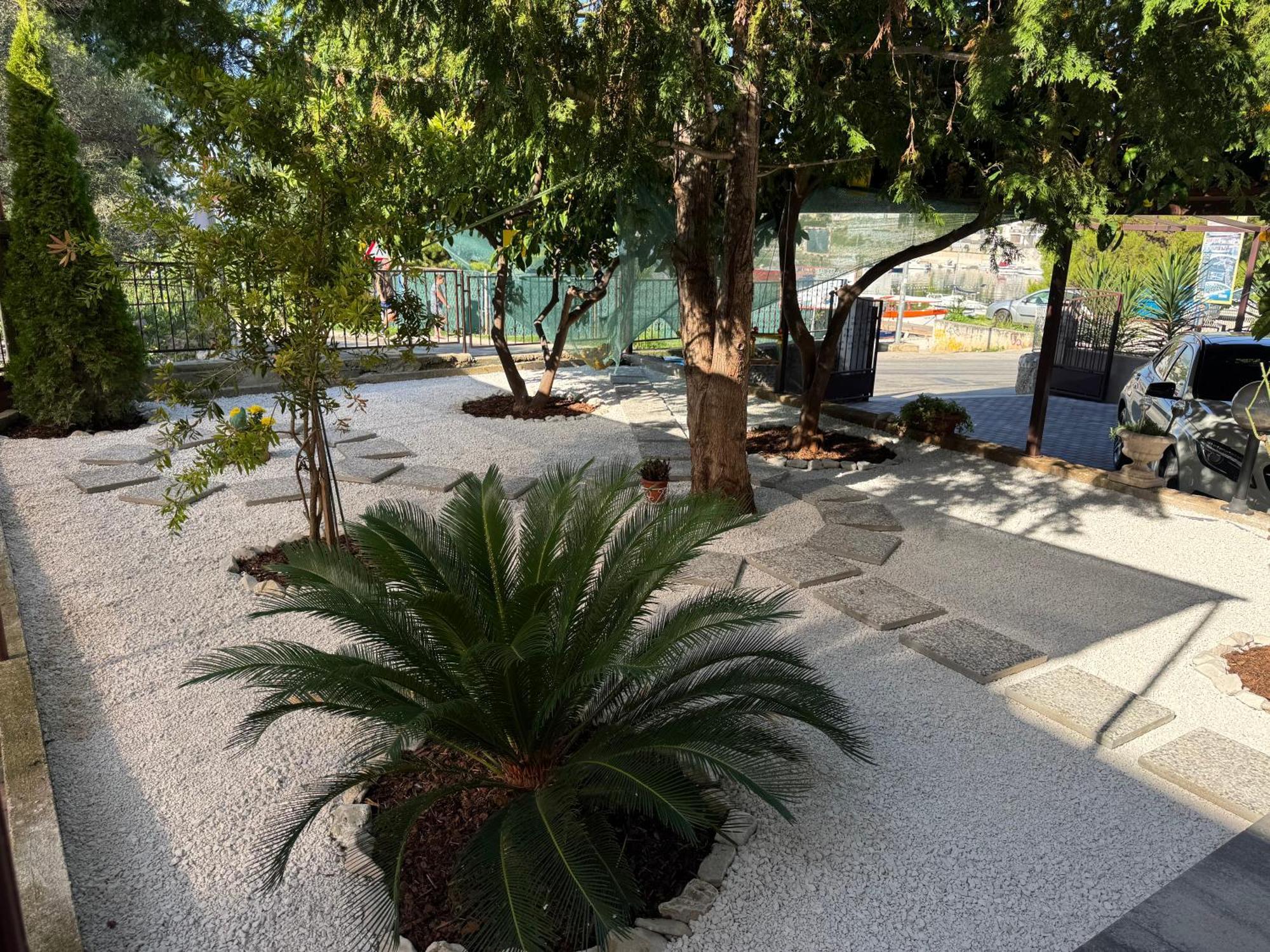 Apartments Villa Mirella 20 M From The Sea - Free Parking Trogir Buitenkant foto