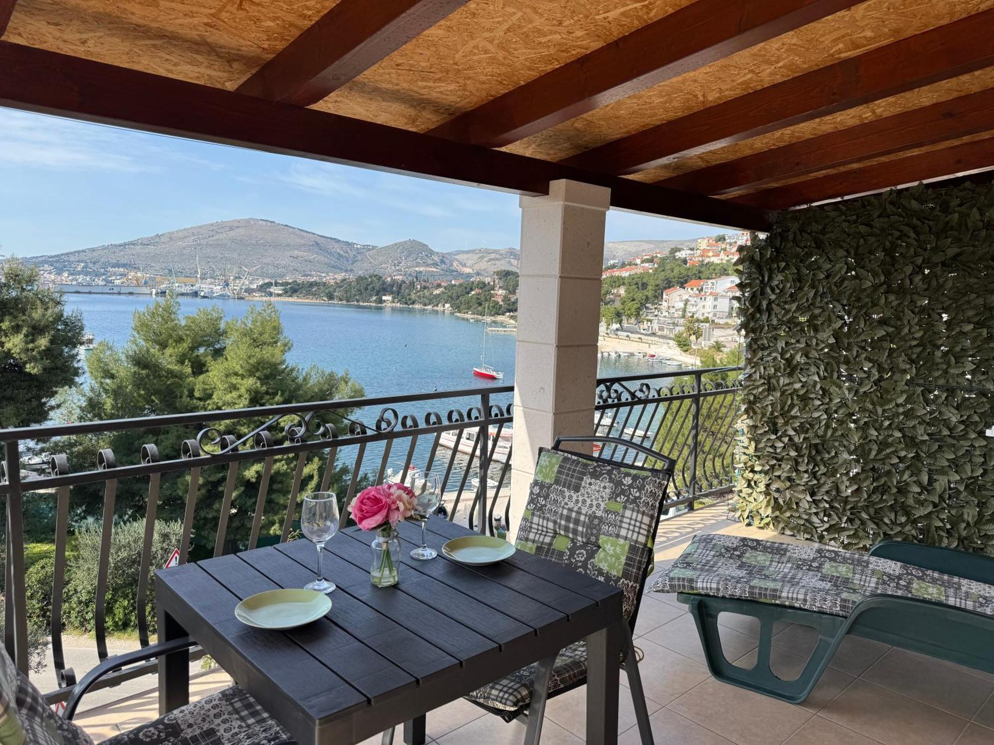 Apartments Villa Mirella 20 M From The Sea - Free Parking Trogir Buitenkant foto