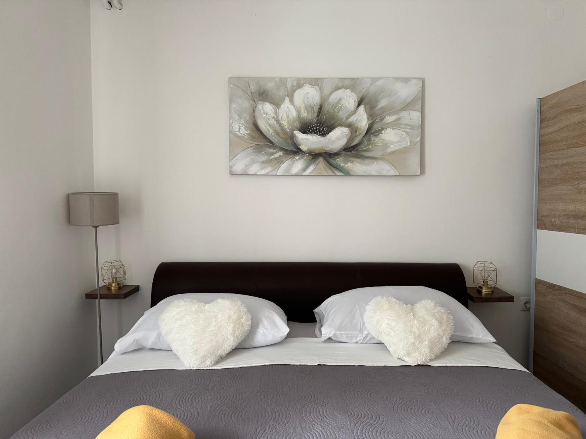 Apartments Villa Mirella 20 M From The Sea - Free Parking Trogir Buitenkant foto