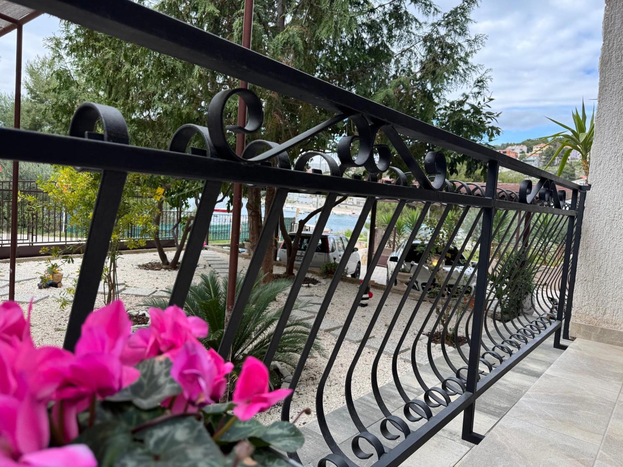 Apartments Villa Mirella 20 M From The Sea - Free Parking Trogir Buitenkant foto
