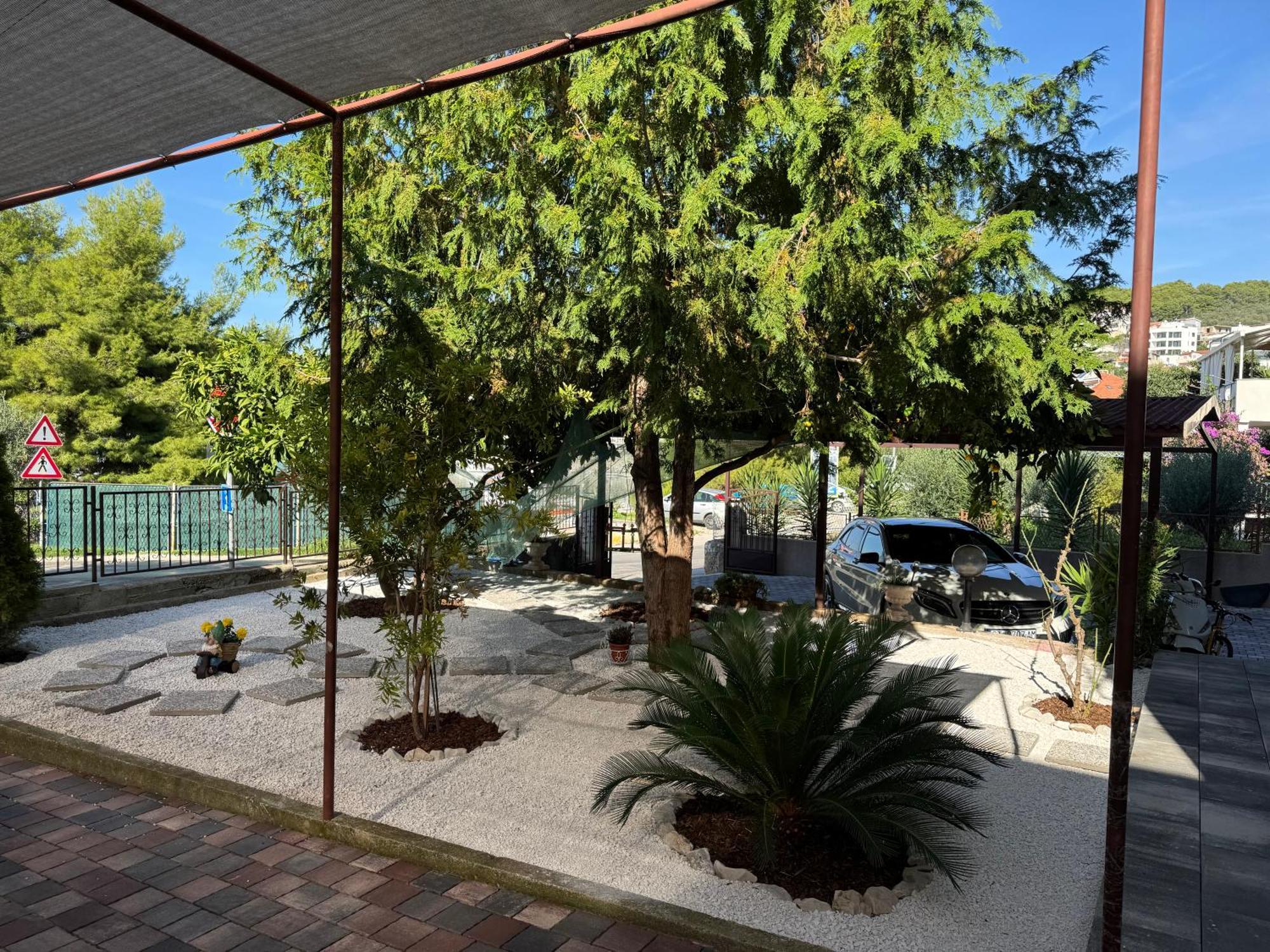 Apartments Villa Mirella 20 M From The Sea - Free Parking Trogir Buitenkant foto
